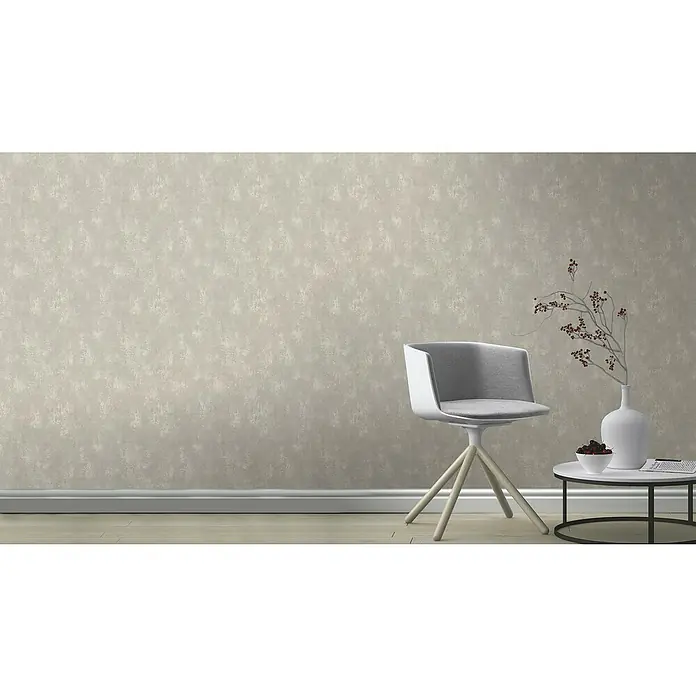 Rasch Vliestapete - Braun, Uni, 10,05 x 0,53 m, Spachtelstruktur - Nahaufnahme eines stilvollen Interieurs mit einem modernen Stuhl, einer eleganten Vase und einem Beistelltisch vor einer strukturierten Wand.