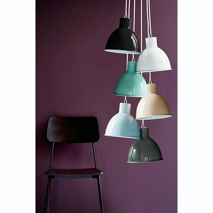 Nordlux Lámpara colgante redonda Pop - 60 W, Ø x Al: 21,5 x 23 cm, Negro, E27 - La lámpara colgante en varios colores, desde el negro hasta el blanco, sobre una silla frente a una pared morada, es un atractivo.