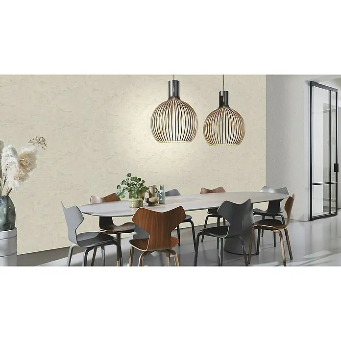 Rasch Factory V Vliestapete Unistruktur - Cremeweiß, Wellen, 10,05 x 0,53 m - Das stilvolle Interieur mit einer eleganten ovalen Tischplatte, Holzstühlen und den auffälligen Hängeleuchten zieht alle Blicke auf sich.