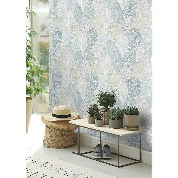 Rasch Symphony Vliestapete Blätter-Allover - Pastelles Hellblau, Floral, 10,05 x 0,53 m - Einrichtungsszene mit einem schlichten Schuhregal mit Pflanzen und Schuhen, einem Strohhut auf einem Korb und einer Zimmerpflanze neben einem Fenster.