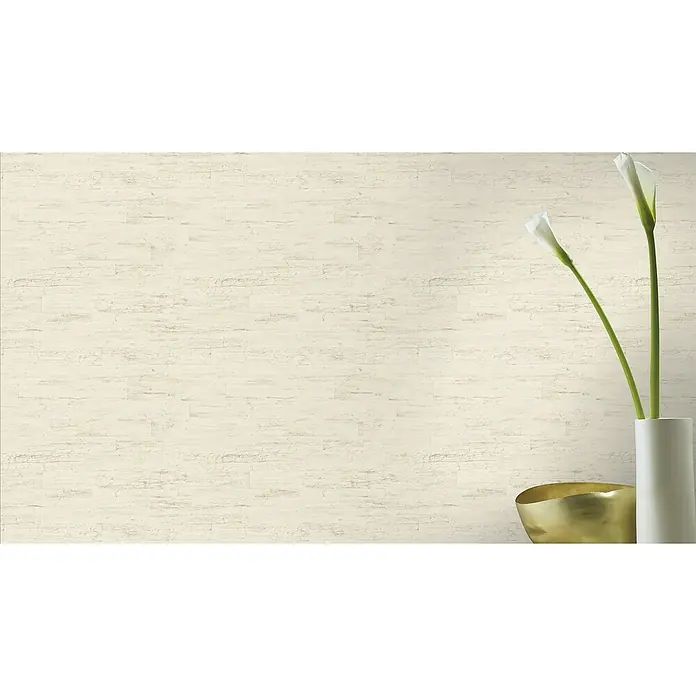 Rasch Curiosity Vliestapete Holzoptik - Offwhite, Holzoptik, 10,05 x 0,53 m - Nahaufnahme eines weißen, zylindrischen Blumentopfes mit zwei weißen Calla-Lilien vor einer cremefarbenen Wand mit dekorativer Textur.