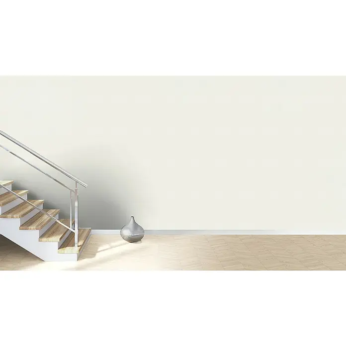 Rasch Color your life Vliestapete Uni-Struktur - Cremeweiß, Uni, 10,05 x 0,53 m - Moderne Treppe mit hellen Holzstufen, weißem Geländer und einem silbernen Gefäß auf dem hellen Holzboden.