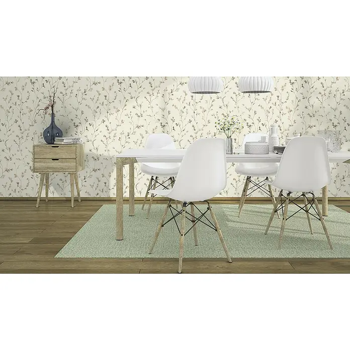 Rasch Country Charme Vliestapete Zweige - Taupe, Floral, 10,05 x 0,53 m - Ein Esszimmer mit einem Tisch, Stühlen und einem Beistelltisch. Die weißen Stühle heben sich vom floralen Hintergrund ab.