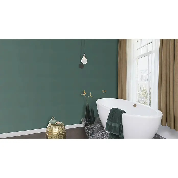 Rasch Symphony Vliestapete Leinen-Uni - Graugrün dunkel, Uni, 10,05 x 0,53 m - Badezimmer mit freistehender Badewanne, grüner Wand und goldfarbenem Beistelltisch. Elegantes Design für entspannende Momente.