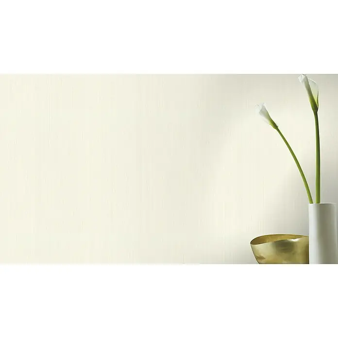 Rasch Wall Textures VI Vliestapete Struktur-Uni - Cremeweiß, Uni, 10,05 x 0,53 m - Elegantes Arrangement: Eine weiße Vase mit Calla-Lilien und einer goldenen Schale vor einem dezent gemusterten Hintergrund.