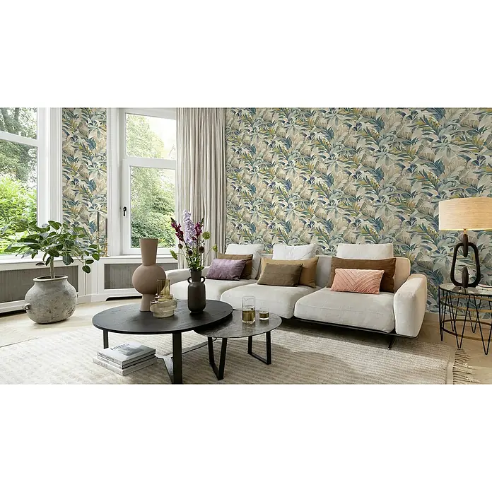 Rasch Symphony Vliestapete Blätter - Dunkelbeige, Floral, 10,05 x 0,53 m - Das Wohnzimmer ist mit stilvollen Möbeln wie dem Sofa und einem einzigartigen Couchtisch ausgestattet. Die Dekoration beinhaltet auch eine elegante Lampe.