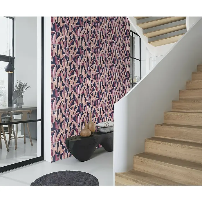 Rasch Symphony Vliestapete Blätter - Nachtblau, Floral, 10,05 x 0,53 m - Ein stilvoller Raum mit einer auffälligen Tapete mit Blättern in Rosa und Lila. Die Tapete verleiht dem Raum eine elegante und moderne Note.
