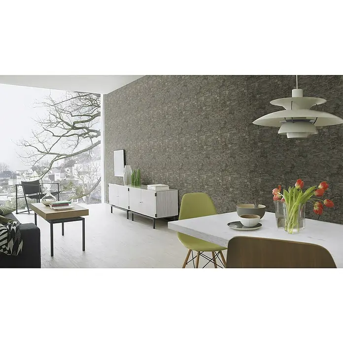 Rasch Factory V Vliestapete Uni-Struktur - Anthrazit, Wellen, 10,05 x 0,53 m - Einrichtungsidee: Moderner Wohnraum mit weißem Sideboard, Esstisch mit Blumen und stylischer Pendelleuchte für ein elegantes Ambiente.
