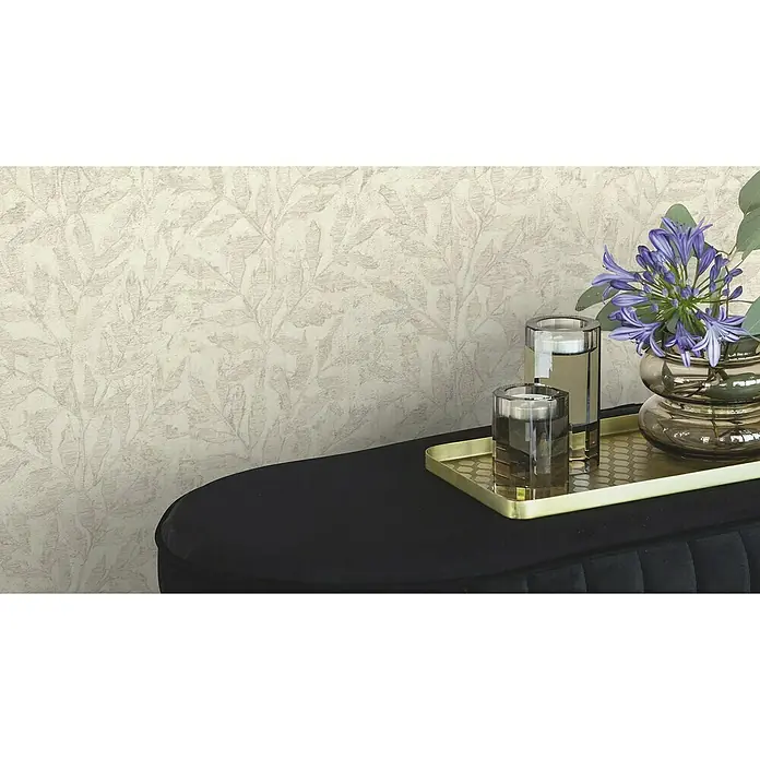Rasch Factory V Vliestapete Blätter - Creme dunkel, Floral, 10,05 x 0,53 m - Nahaufnahme eines eleganten Arrangements mit Kerzenhaltern und einer Blumenvase auf einem stilvollen, schwarzen Tisch.