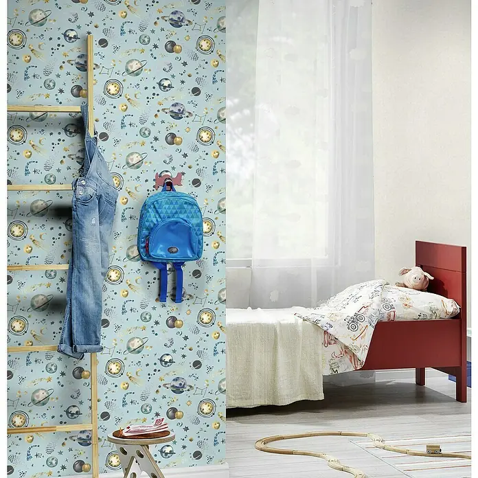 Rasch Kids World Vliestapete Weltall - Hellblau, Sonstiges, 10,05 x 0,53 m - Kinderzimmer mit einem roten Bett, einem Holzleiterregal und einer blauen Tapete mit Weltraummotiven.