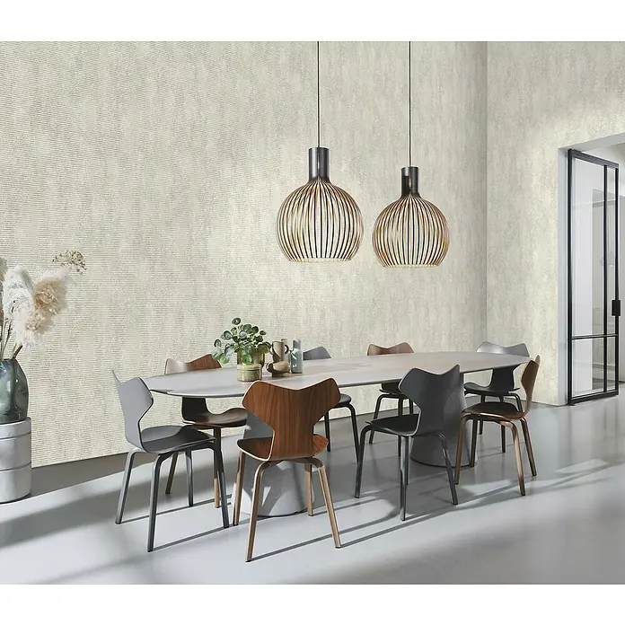 Rasch Color your life Vliestapete Wellen - Cremeweiß, Wellen, 10,05 x 0,53 m - Ein eleganter Essbereich mit einem ovalen Tisch, stilvollen Stühlen und auffälligen Pendelleuchten, die eine moderne Atmosphäre schaffen.