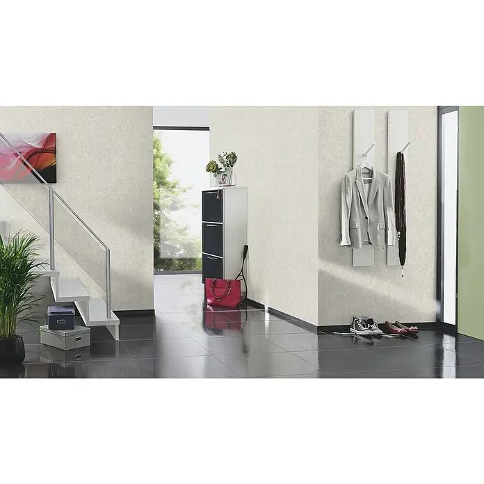 Rasch Welcome home Vliestapete Putzoptik-Uni - Betongrau, Uni, 10,05 x 0,53 m - Die Aufnahme zeigt eine moderne Eingangshalle mit stilvoller Einrichtung, darunter eine Garderobe, Schuhe und eine Treppe.