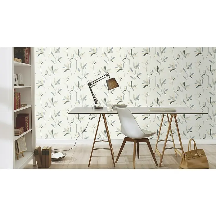 Rasch Color your life Vliestapete Blumen - Cremeweiß, Floral, 10,05 x 0,53 m - Ein stilvolles Arbeitszimmer mit einer modernen Tischlampe auf einem minimalistischen Schreibtisch und einem Bücherregal im Hintergrund.