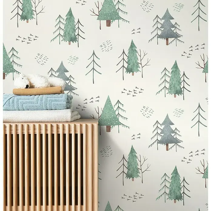 Rasch Kids World Vliestapete Natur - Dunkelgrün, Floral, 10,05 x 0,53 m - Niedliches Holzregal mit weichen Handtüchern und Kuscheltier vor einer charmanten Waldtapete mit Bäumen und kleinen Vogelfußabdrücken.