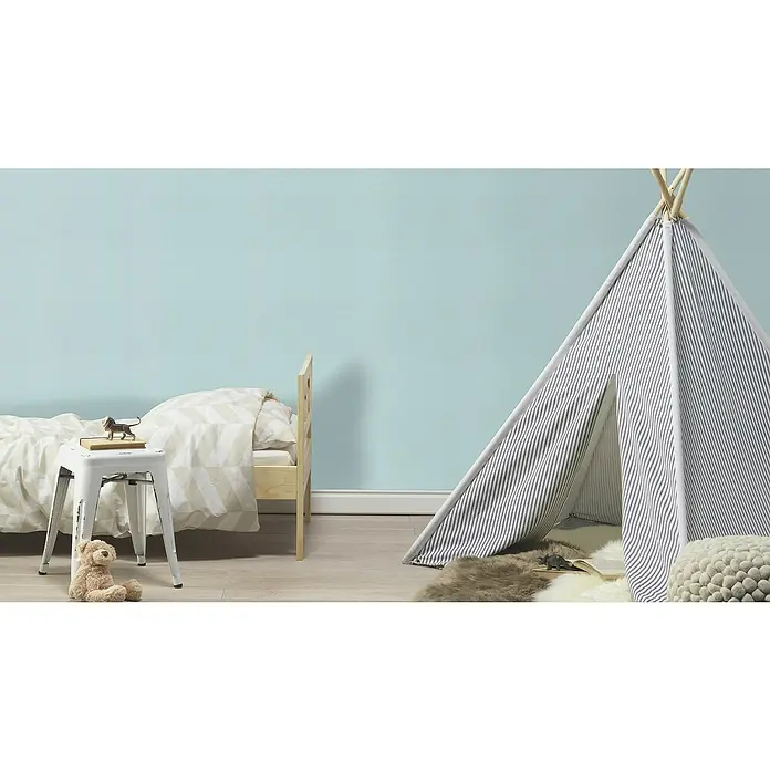 Rasch Kids World Vliestapete Textil-Uni - Hellblau, Uni, 10,05 x 0,53 m - Einladendes Kinderzimmer mit Streifenzelt, Bett und Hocker, dekoriert mit einem Teddybär und einer Tierfigur für gemütliche Spielstunden.
