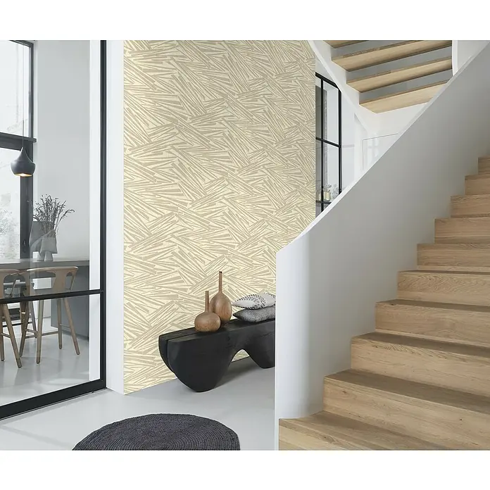 Rasch Sky Lounge Vliestapete Mikado - Taupe hell, Grafisch, 10,05 x 0,53 m - Beige gemusterte Tapete im Eingangsbereich mit minimalistischen Möbeln, die ein stilvolles und modernes Ambiente schafft.