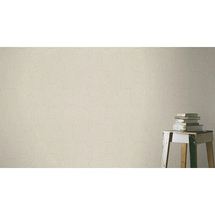 Rasch Color your life Vliestapete Retro - Dunkelbeige, Grafisch, 10,05 x 0,53 m - Einrichtungsfoto mit einer Wand bedeckt mit einer Tapete mit einem Muster aus beigen, gestreiften, übereinanderliegenden Halbkreisbögen.