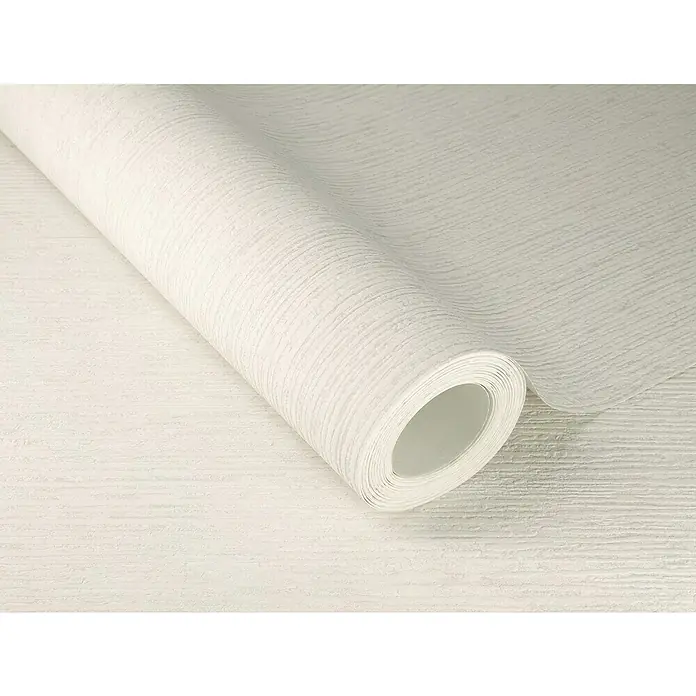 Rasch Welcome home Vliestapete Längsstruktur-Uni - Cremeweiß, Uni, 10,05 x 0,53 m - Nahaufnahme einer Rolle weißer strukturierten Tapete, die ein subtiles, horizontales Liniendesign aufweist und sich ideal für die Inneneinrichtung eignet.