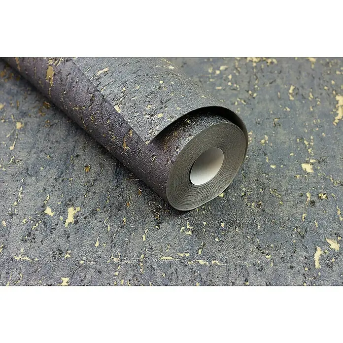 Rasch Curiosity Vliestapete Kork-Optik - Offblack, Steinoptik, 10,05 x 0,53 m - Nahaufnahme einer Rolle hochwertiger Tapete mit einem luxuriösen, strukturierten Design in Grau- und Goldtönen, ideal für stilvolle Innenräume.