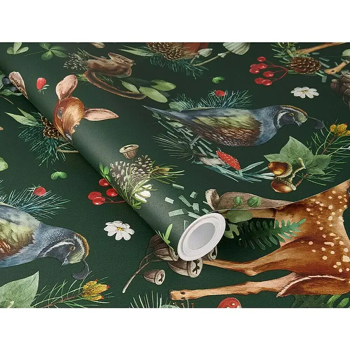 Rasch Kids World Vliestapete Tiere - Dunkelgrün, Tieroptik, 10,05 x 0,53 m - Nahaufnahme der Waldtiertapete mit Hirschen, Vögeln und Naturmotiven, die sich zu einer dekorativen Rolle aufrollt.