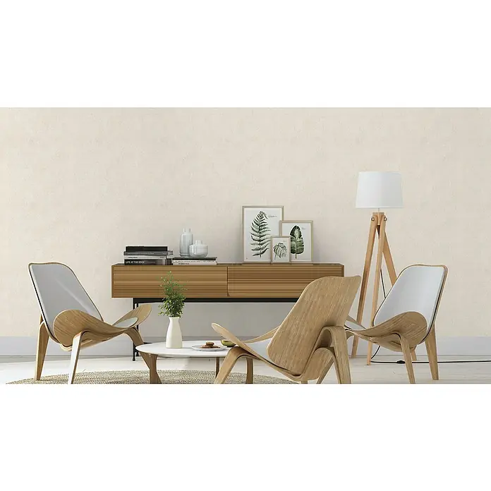 Rasch African Queen III Vliestapete Felloptik - Creme, Uni, 10,05 x 0,53 m - Einladende Wohnzimmerszene mit modernen Holzstühlen, einer stilvollen Kommode und einer eleganten Stehlampe, die eine gemütliche Atmosphäre schaffen.
