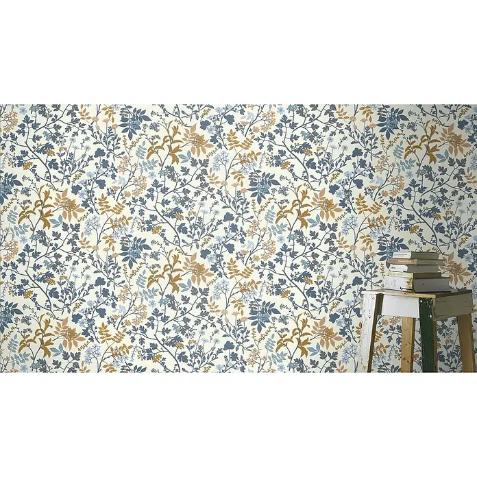 Rasch Symphony Vliestapete Zweige - Dunkelblau, Floral, 10,05 x 0,53 m - Nahaufnahme einer Wand mit floralem Muster in Blau- und Brauntönen, die eine elegante und natürliche Atmosphäre schafft.