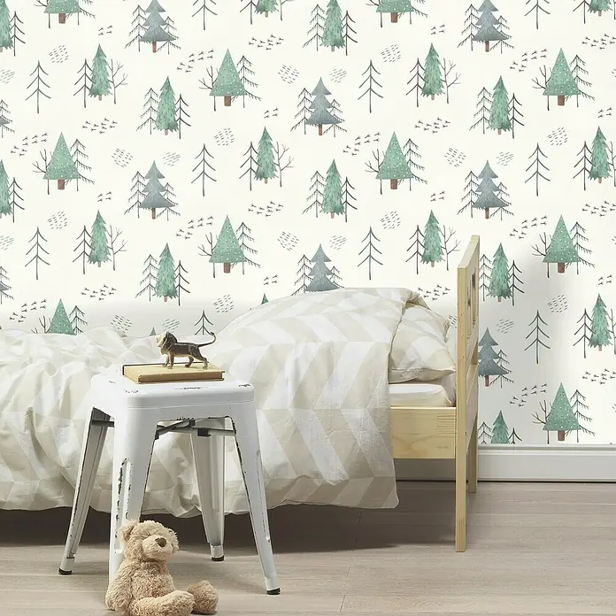 Rasch Kids World Vliestapete Natur - Dunkelgrün, Floral, 10,05 x 0,53 m - Kinderzimmer mit Baumtapete und kleinem Nachttisch mit Lampe und Teddybär. Die Tapete verleiht dem Raum eine natürliche Atmosphäre.