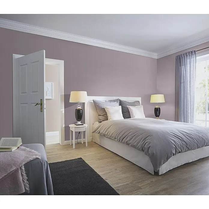 Rasch Country Charme Vliestapete Textil-Uni - Lila, Uni, 10,05 x 0,53 m - Elegantes Schlafzimmer mit einem bequemen Bett, Nachttischlampen und einem einladenden Ambiente.