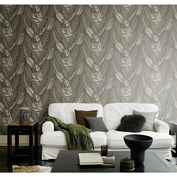 Rasch African Queen III Vliestapete Blätter - Mattschwarz, Floral, 10,05 x 0,53 m - Elegantes Wohnzimmer mit weißem Sofa, dunklem Couchtisch und exotischer Blättertapete für ein stilvolles Ambiente.