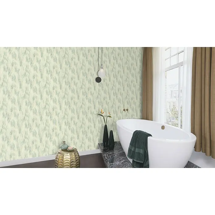 Rasch Country Charme Vliestapete Blätter Pastell - Hellgrün, Floral, 10,05 x 0,53 m - Ein elegantes Badezimmer mit einer freistehenden Badewanne, stilvoller Dekoration und einer Wand mit Pflanzenmuster für eine entspannende Atmosphäre.