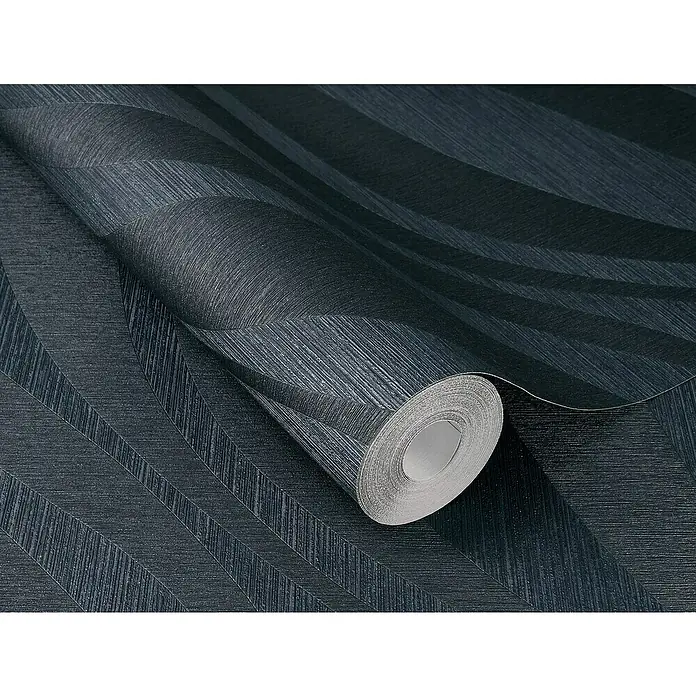 Rasch Sky Lounge Vliestapete Wellen - Nachtblau, Wellen, 10,05 x 0,53 m - Nahaufnahme einer Rolle dunkelblauer Tapete mit geometrischem Zickzackmuster und Textur.