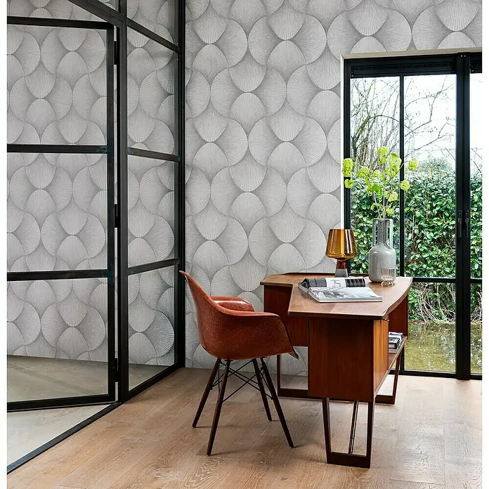 Rasch Sky Lounge Vliestapete Grafik groß - Silbergrau, Grafisch, 10,05 x 0,53 m - Büro mit auffälliger Tapete und einem Holzschreibtisch mit Stuhl. Das Design der Tapete ist ein echter Hingucker.