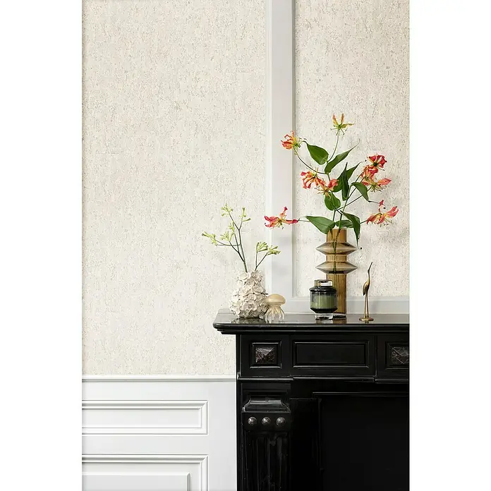 Rasch Curiosity Vliestapete Kork-Optik - Offwhite, Steinoptik, 10,05 x 0,53 m - Dieses Bild zeigt eine Nahaufnahme eines dekorierten Kamins mit Vasen, Kerzen und Blumen, die das elegante Design hervorheben.