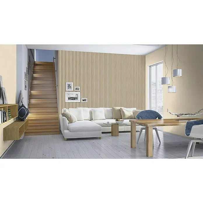 Rasch Factory V Vliestapete Akustikpaneel-Optik - Hellbeige, Holzoptik, 10,05 x 0,53 m - Ein helles Wohnzimmer mit weißen Möbeln, einer Akustikwand aus Holzpaneelen und einer Treppe. Die Pendelleuchten sorgen für modernes Flair.