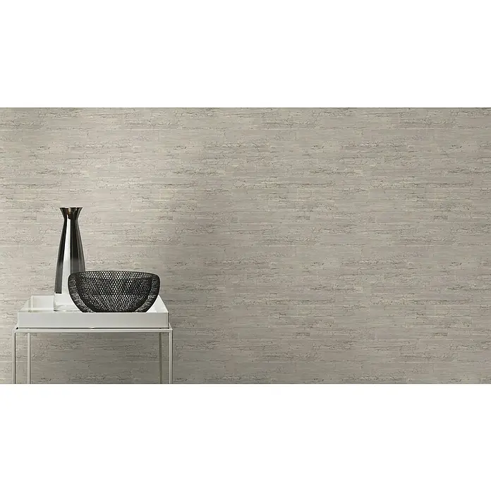 Rasch Curiosity Vliestapete Holzoptik - Hellgrau, Holzoptik, 10,05 x 0,53 m - Das Bild zeigt einen eleganten Tisch mit minimalistischer Dekoration, bestehend aus einer Vase und einer Schale, vor einem strukturierten Hintergrund.