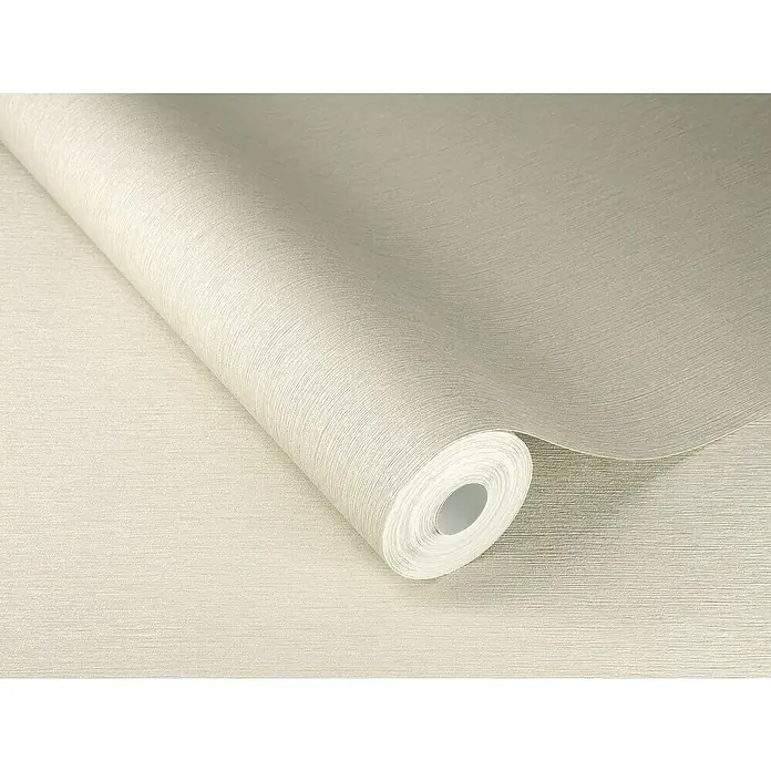 Rasch Sky Lounge Vliestapete Metallic-Uni - Sand-Metallic, Uni, 10,05 x 0,53 m - Nahaufnahme einer Rolle strukturierten, beigen Tapete. Die Textur der Tapete ist gut sichtbar und betont die natürliche Farbgebung.