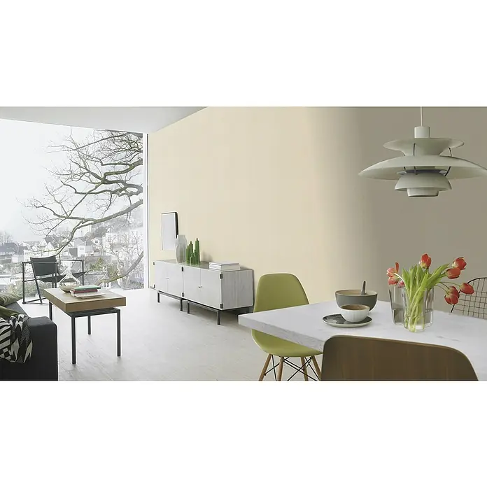 Rasch Color your life Vliestapete Struktur-Uni - Creme hell, Uni, 10,05 x 0,53 m - Helles Wohnzimmer mit minimalistischem Design. Die Einrichtung umfasst ein Sideboard, einen Esstisch mit Stühlen und eine Designerlampe.