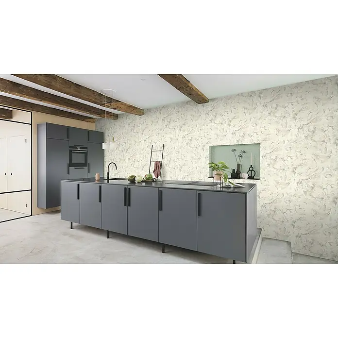 Rasch Symphony Vliestapete Marmor - Creme, Steinoptik, 10,05 x 0,53 m - Das Bild zeigt eine moderne Küche mit grauen Küchenschränken, einer Kücheninsel und einer marmorierten Tapete. Die Küche ist hell und einladend.
