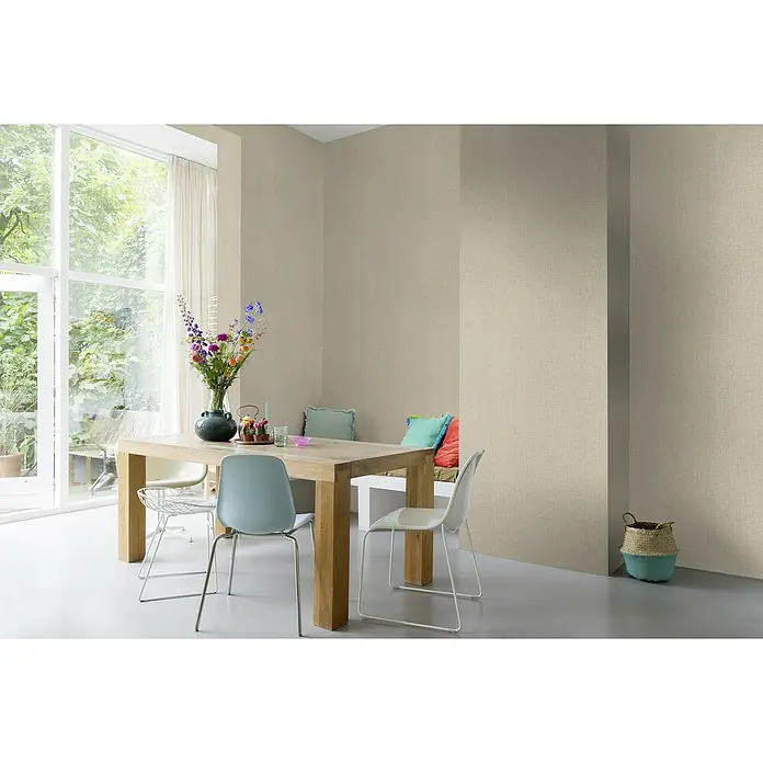 Rasch Welcome home Vliestapete Uni - Greige, Uni, 10,05 x 0,53 m - Beige Zimmergestaltung mit Esstisch, Stühlen und einem Blumenstrauß. Harmonische Farbtöne schaffen eine einladende Atmosphäre.