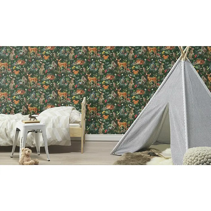 Rasch Kids World Vliestapete Tiere - Dunkelgrün, Tieroptik, 10,05 x 0,53 m - Kinderzimmer mit Waldtiertapete, einem Zelt und einem Bett mit weiß-grauer Bettwäsche, das eine gemütliche und fantasievolle Atmosphäre schafft.