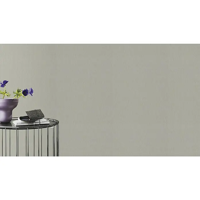 Rasch Sky Lounge Vliestapete Metallic-Uni - Beigegrau, Uni, 10,05 x 0,53 m - Elegantes Stillleben mit einer purpurfarbenen Vase, einer Clutch und Büchern auf einem stilvollen, minimalistischen Beistelltisch.