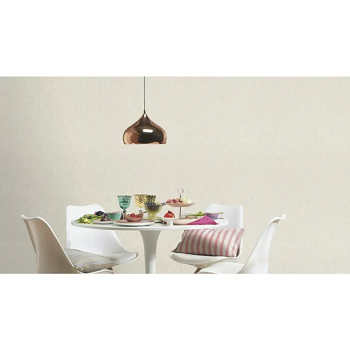 Rasch Sky Lounge Vliestapete Metallic-Uni - Metallic-Beige, Uni, 10,05 x 0,53 m - Nahaufnahme eines modern gedeckten Esstischs mit eleganten weißen Stühlen und einer glänzenden Kupferlampe darüber.
