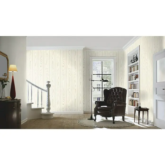 Rasch Factory V Vliestapete Holz - Cremeweiß, Holzoptik, 10,05 x 0,53 m - Ein stilvolles Interieur mit einer Akzentwand in Holzoptik, die dem Raum Wärme und Struktur verleiht. Die Wand harmoniert mit dem Mobiliar.