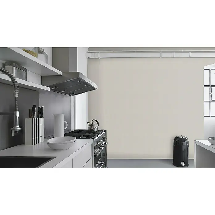 Rasch Wall Textures VI Vliestapete Struktur-Uni - Hellgrau, Uni, 10,05 x 0,53 m - Eine moderne Küche mit einer Dunstabzugshaube und einem Kochfeld. Das minimalistische Design zeichnet sich durch klare Linien aus.
