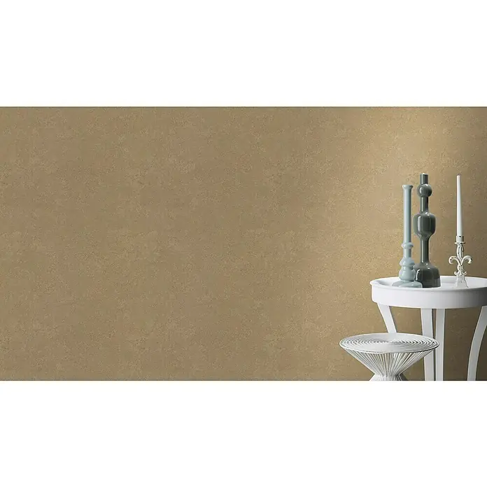 Rasch Factory V Vliestapete Metalloptik - Gold, Uni, 10,05 x 0,53 m - Stillleben mit dekorativen Kerzenständern und einer Kerze auf einem eleganten, weißen Tisch.