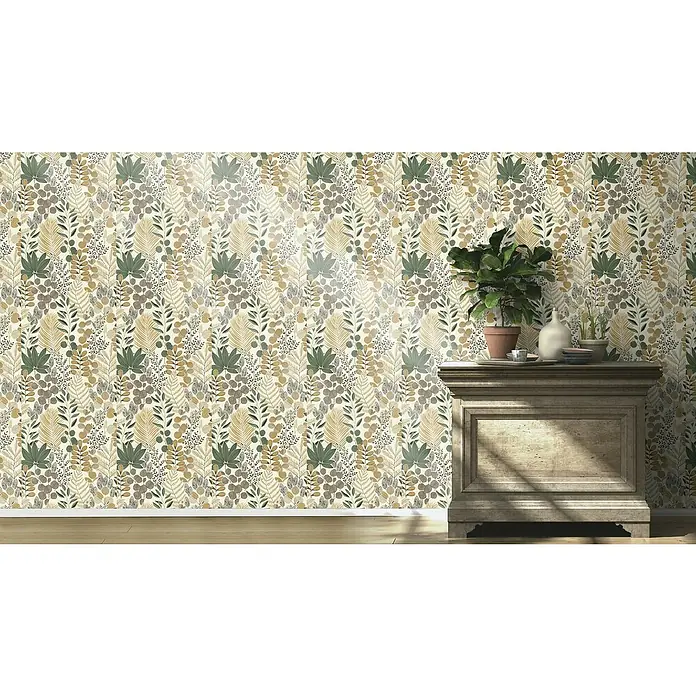 Rasch Symphony Vliestapete Pflanzen - Salbei, Floral, 10,05 x 0,53 m - Ein Zimmer mit einem Holzschrank und einer Pflanze, die vor einer Wand mit botanischem Muster steht.