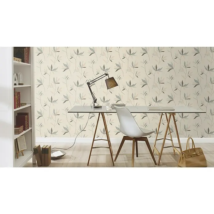 Rasch Color your life Vliestapete Blumen - Greige, Floral, 10,05 x 0,53 m - Elegantes Büro mit floral gemusterter Tapete, minimalistischem Schreibtisch und Bücherregal. Die Tapete verleiht dem Raum eine frische, natürliche Note.