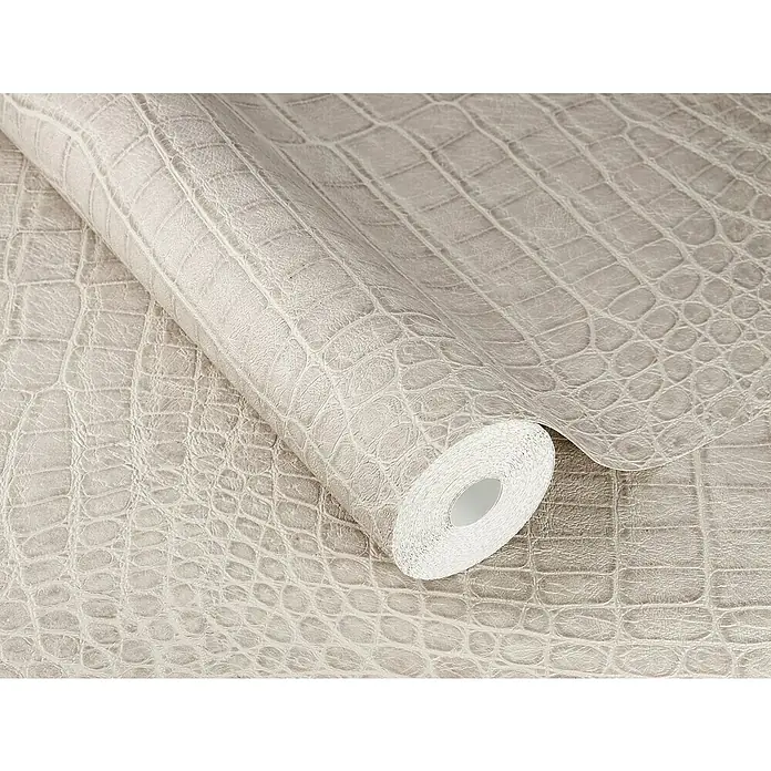 Rasch African Queen III Vliestapete Krokodilleder - Hellgrau, Lederoptik, 10,05 x 0,53 m - Nahaufnahme einer Rolle grauer Krokodilleder-Tapete, die die Textur und das Muster des Produkts hervorhebt. Perfekt für luxuriöse Innenräume.