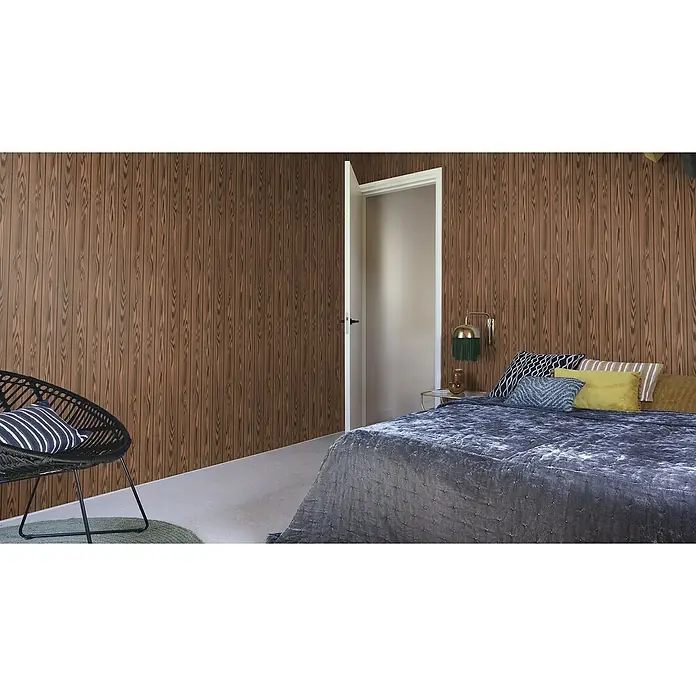 Rasch Factory V Vliestapete Holz - Dunkelbraun, Holzoptik, 10,05 x 0,53 m - Einladendes Schlafzimmer mit Holzwand, offenstehender Tür, gemütlichem Bett und dekorativem Sessel. Stilvolle und entspannende Atmosphäre.