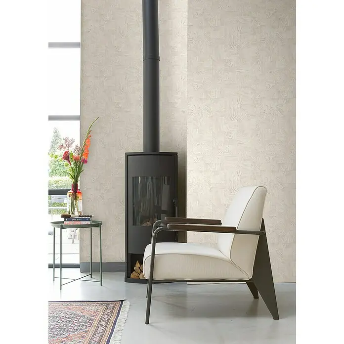 Rasch African Queen III Vliestapete Holz - Cremeweiß, Holzoptik, 10,05 x 0,53 m - Elegantes Interieur mit einem modernen Kamin, einem stilvollen Sessel und einer dekorativen Tapete, die dem Raum Wärme verleiht.